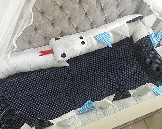 Protector de cuna tipo gusano