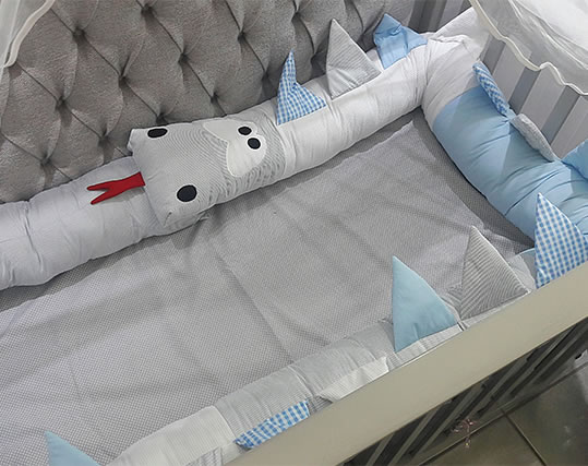 Protector de cuna tipo gusano