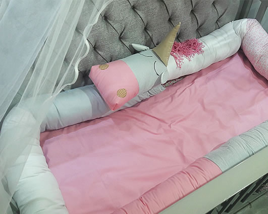 Protector de cuna tipo gusano