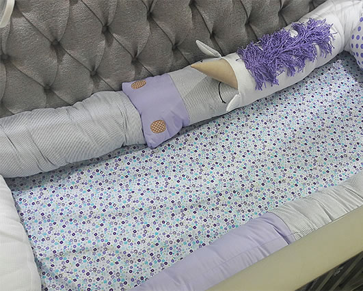 Protector de cuna tipo gusano